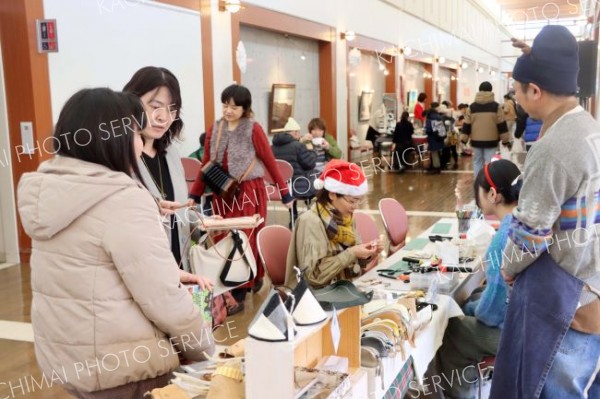 多くの来場者でにぎわったクリスマスマーケット