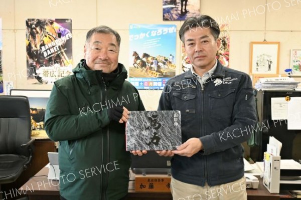 新たなばんえい競馬写真集　市に寄贈も