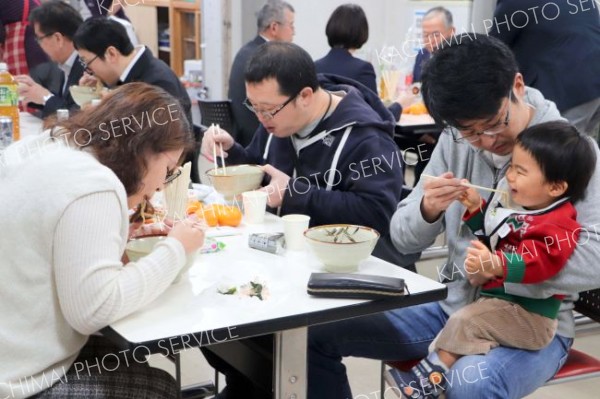 歳末警戒中の警察官をそばで激励　新得