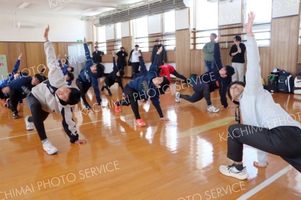 ウオーミングアップの仕方など学ぶ　鹿追で子ども向けトレーニングセミナー