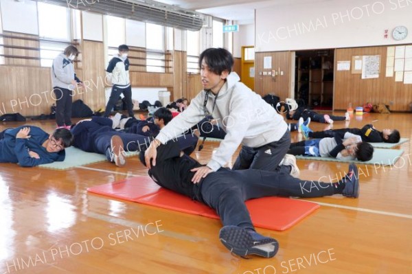 トレーニングの基本を学ぶ参加者