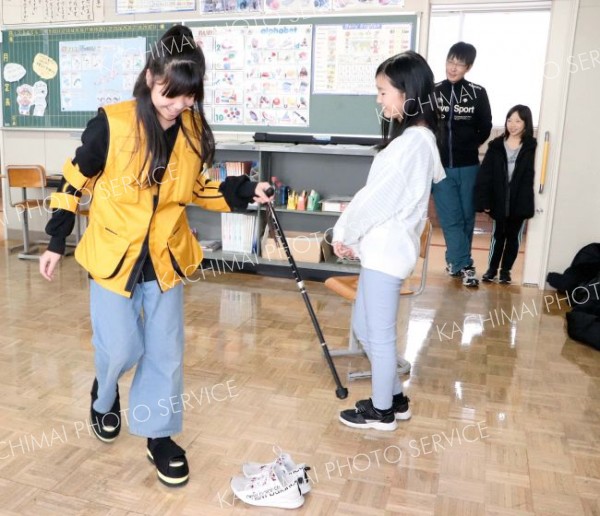 児童が認知症患者への接し方学ぶ　新得屈足南小でキッズサポーター講座