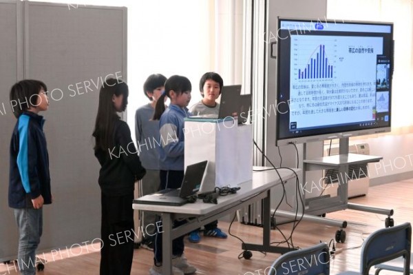 十勝の気候などについて紹介する帯広大空学園の児童ら