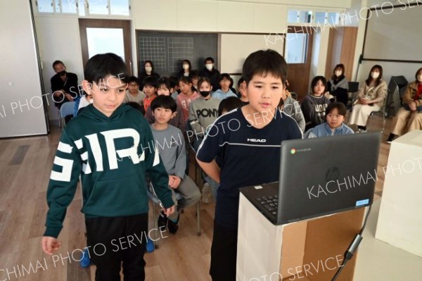 オンラインで交流する帯広大空学園の児童ら