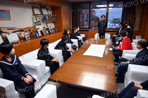 シンガポールへ派遣への抱負を語る生徒ら