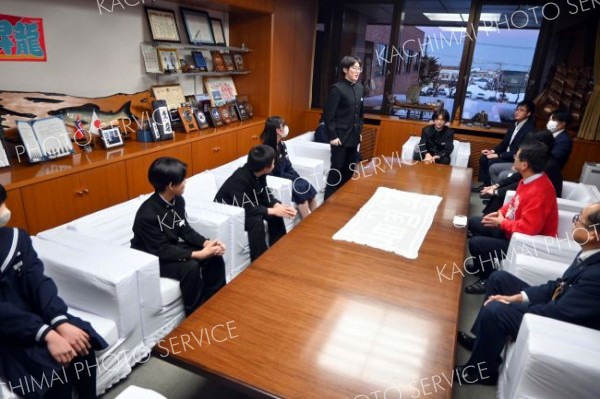 シンガポールへ派遣への抱負を語る生徒ら