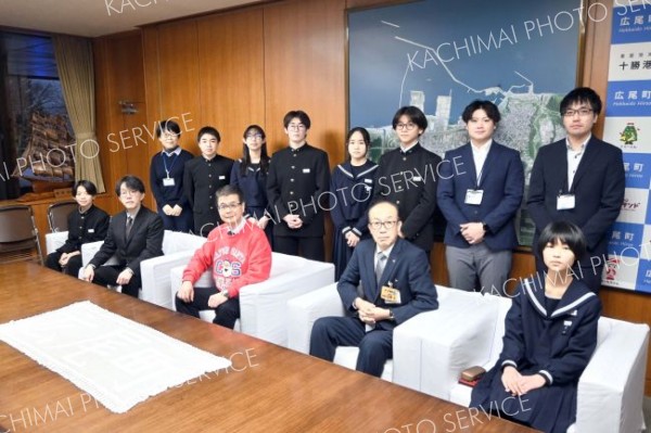 シンガポールに派遣される生徒ら