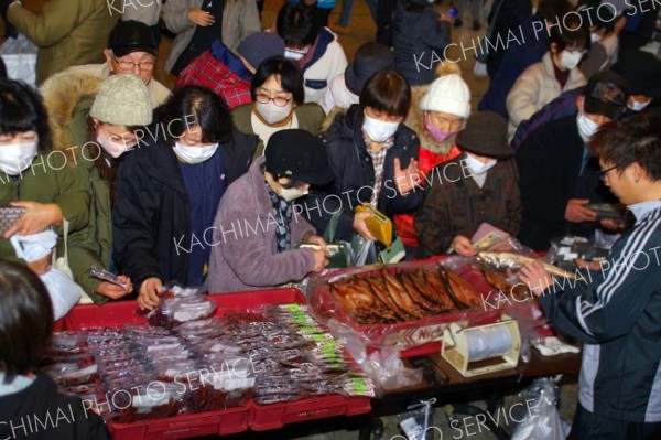 浦幌の地場産品ずらり　物産フェアにぎわう
