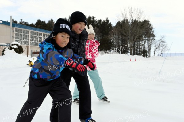完成したリンクでスケートを楽しむ児童ら
