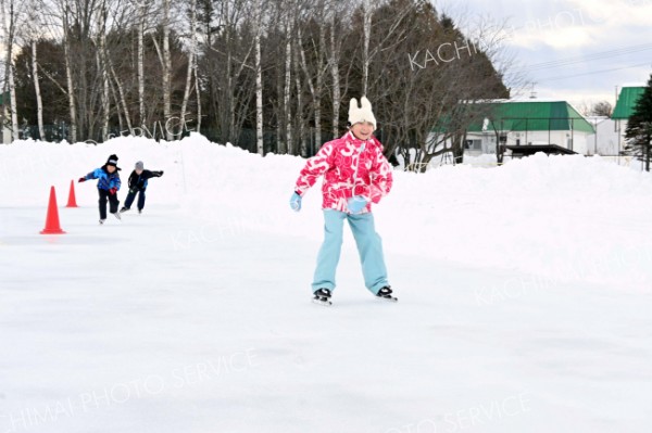 完成したリンクでスケートを楽しむ児童ら