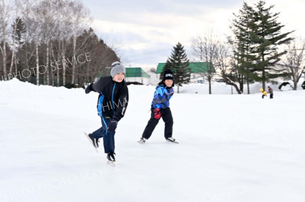 スケートを楽しむ児童ら