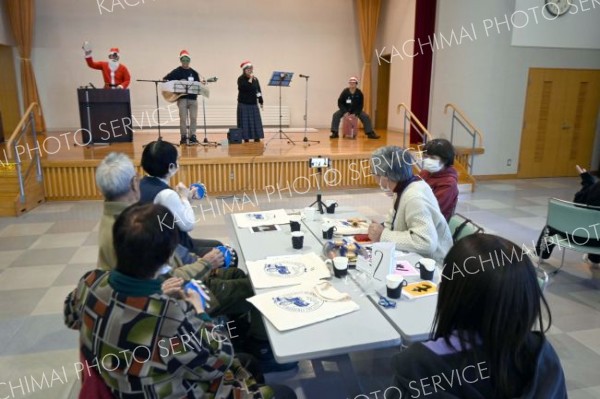 手紙で交流の学生と高齢者、顔合わせおしゃべりに花　音更