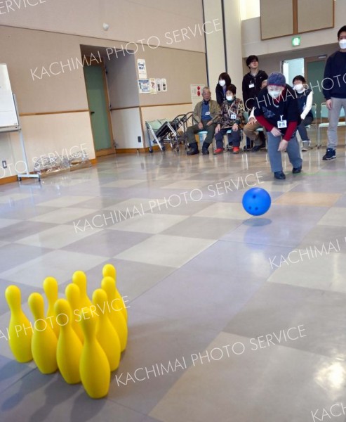 帯広大谷短大生とボウリングを楽しむお年寄り