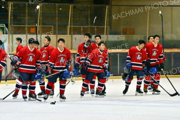 苫小牧中央に敗れ肩を落とす白樺学園の選手たち