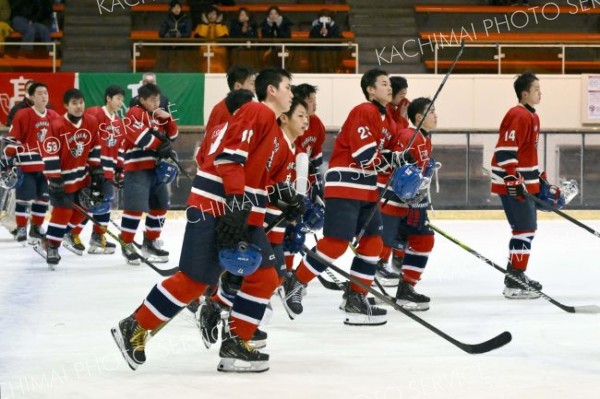 苫小牧中央に敗れ肩を落とす白樺学園の選手たち