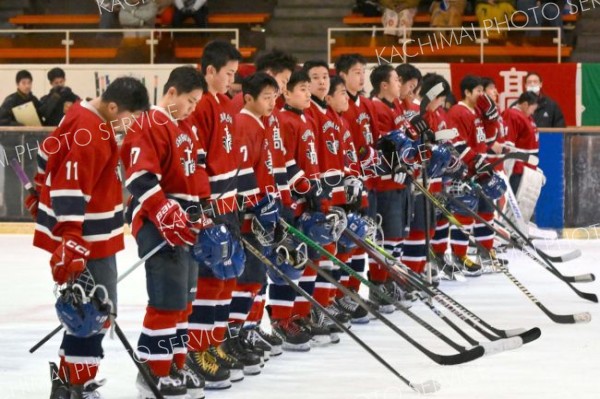 苫小牧中央に敗れ肩を落とす白樺学園の選手たち