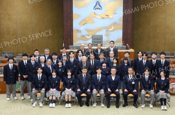 高校生議会を終えた議員役の生徒、理事者、町議ら