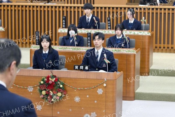 答弁に耳を傾ける高校生議員ら