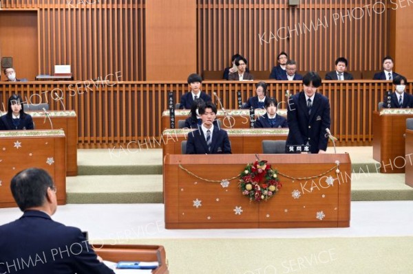 答弁を求める高校生議員ら