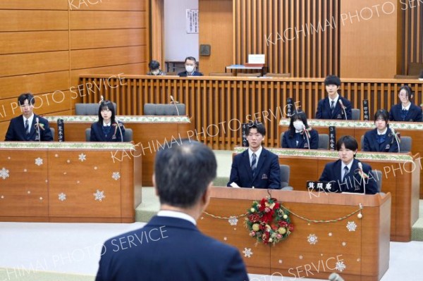 答弁に耳を傾ける高校生議員ら