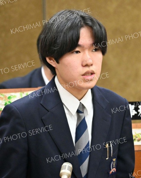 議場で質問する高校生議員