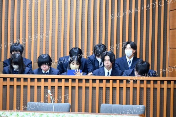 傍聴席から同級生の高校生議員の質疑に耳を傾ける生徒たち