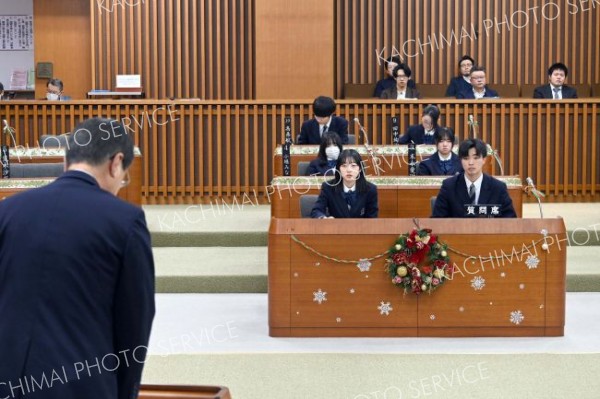 答弁に耳を傾ける高校生議員ら