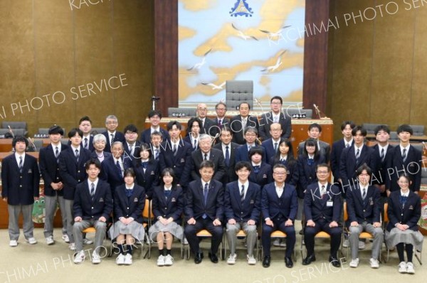 高校生議会を終えた議員役の生徒、理事者、町議ら