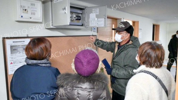 発電機の作動に合わせてブレーカーを上げる住民ら