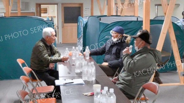 しおさい荘での宿泊を体験した音調津地区の住民ら