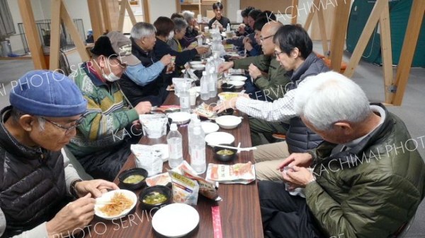 備蓄している防災食を囲む参加者