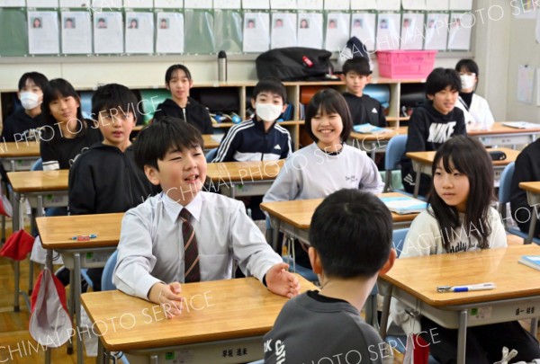 式典の日はネクタイを締め登校。教室で冬休みの目標を話す５年生（２３日午前１０時２０分ごろ、帯広開西小学校で。塩原真撮影）