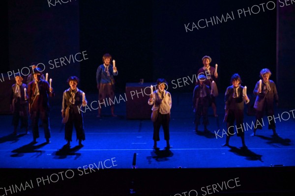 演技と歌、ダンスで観客を魅了したｏｂｉカルの第２３回公演「さよなら、スパッツァカミーノ」