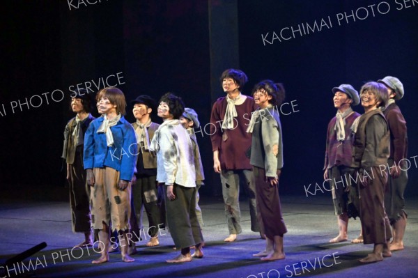 演技と歌、ダンスで観客を魅了したｏｂｉカルの第２３回公演「さよなら、スパッツァカミーノ」