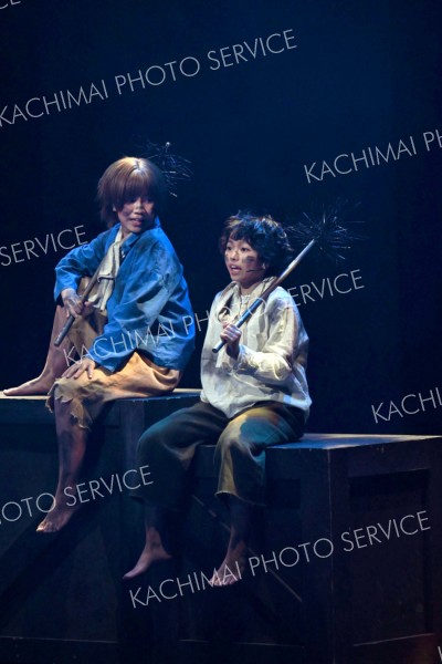 演技と歌、ダンスで観客を魅了したｏｂｉカルの第２３回公演「さよなら、スパッツァカミーノ」