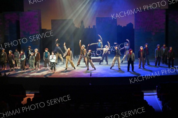 演技と歌、ダンスで観客を魅了したｏｂｉカルの第２３回公演「さよなら、スパッツァカミーノ」