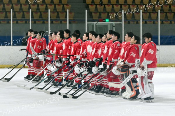 駒大苫小牧に１―５で敗れ、ベンチ前で客席にあいさつをする清水の選手たち