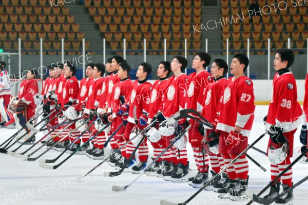 駒大苫小牧に１―５で敗れ、ベンチ前で客席にあいさつをする清水の選手たち