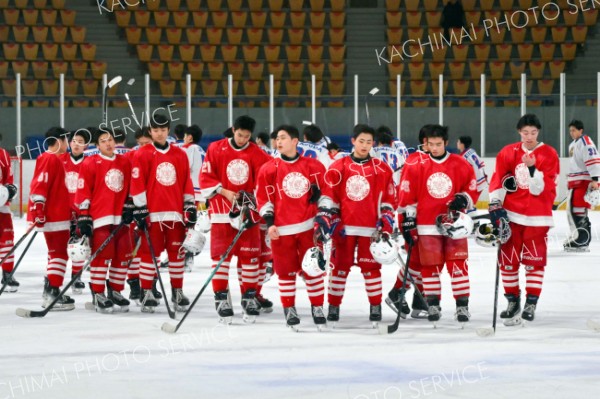 駒大苫小牧に１―５で敗れ、肩を落とす清水の選手たち