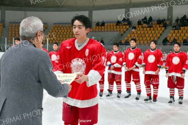 ３位の賞状を受け取る清水