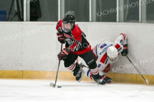 【決勝・武修館―駒大苫小牧】第２ピリオド、フェンス際でパックを奪い攻撃に転じる武修館