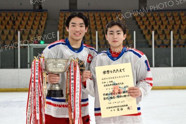 ７連覇を喜ぶ駒大苫小牧の