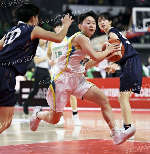 【女子１回戦・札幌山の手―日本航空】第２クオーター、ゴール下に攻め込む札幌山の手