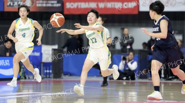 【女子１回戦・札幌山の手―日本航空】第３クオーター、パスを出す札幌山の手