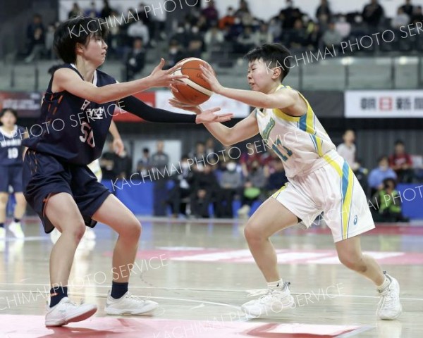 【女子１回戦・札幌山の手―日本航空】第４クオーター、ボールを争う札幌山の手