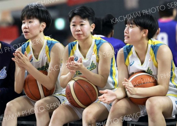 【女子１回戦・札幌山の手―日本航空】第１クオーター、ベンチで戦況を見守る札幌山の手