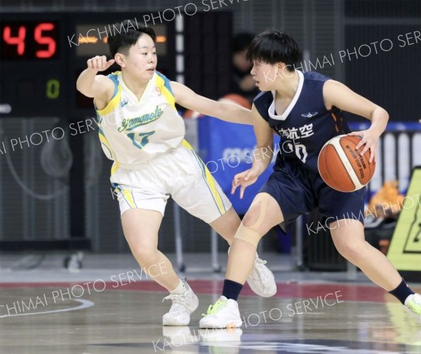 【女子１回戦・札幌山の手―日本航空】相手選手へディフェンスする札幌山の手