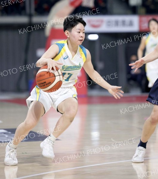 【女子１回戦・札幌山の手―日本航空】第２クオーター、ドリブルで攻め込む札幌山の手