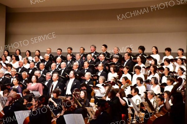 第九を合唱する合唱団員