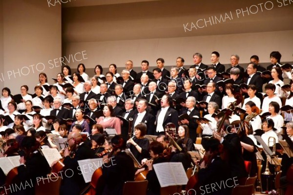 第九を合唱する合唱団員